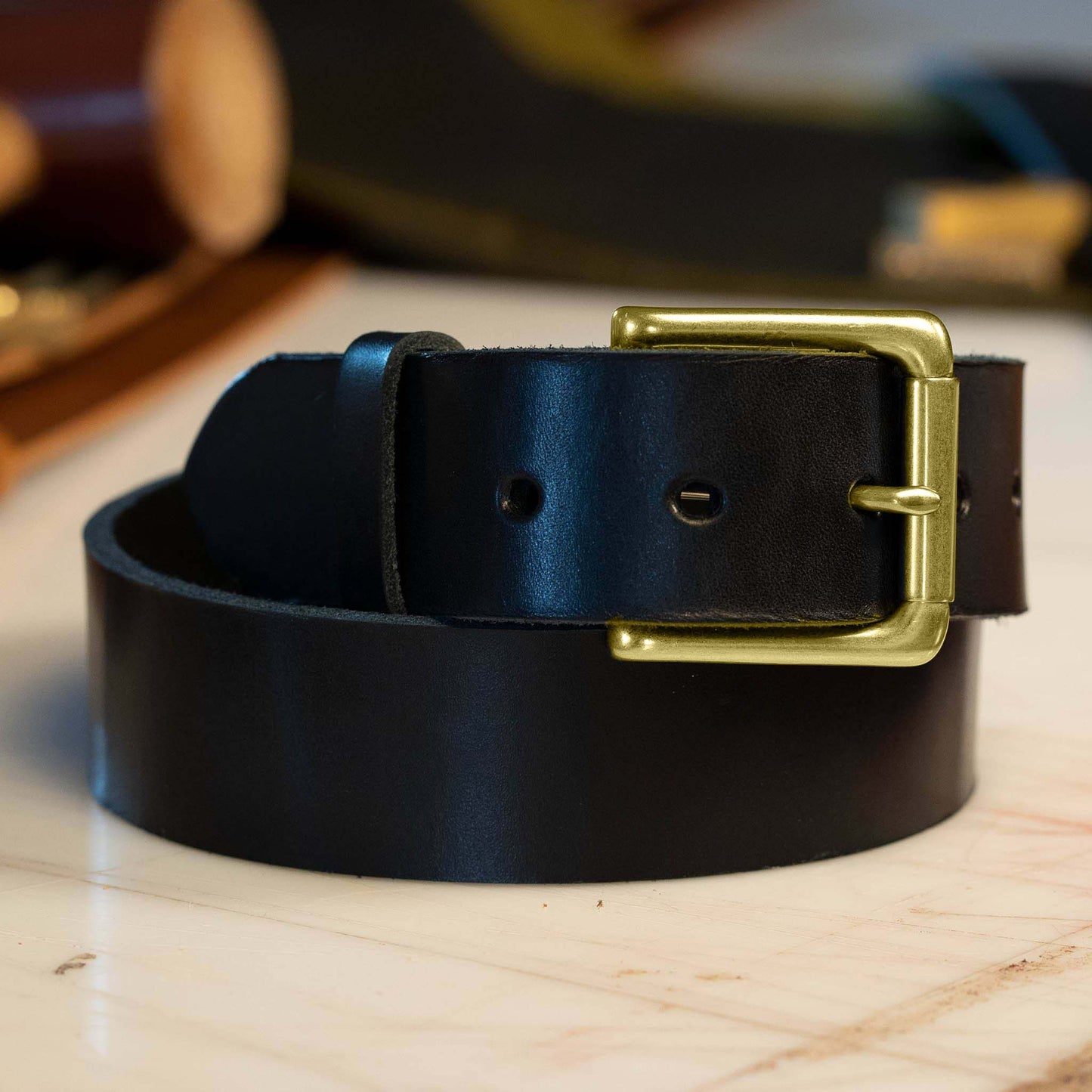 Black casual men’s leather belt with solid brass brass-finish roller buckle – Heritage Hues