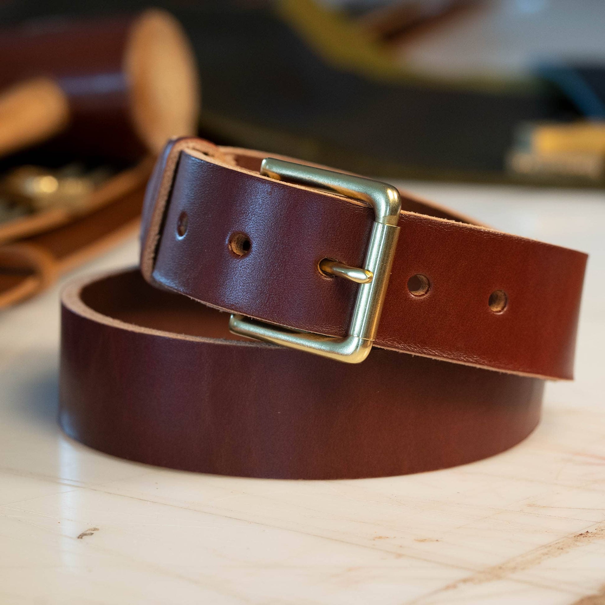British Brown casual men’s leather belt with solid brass brass-finish roller buckle – Heritage Hues