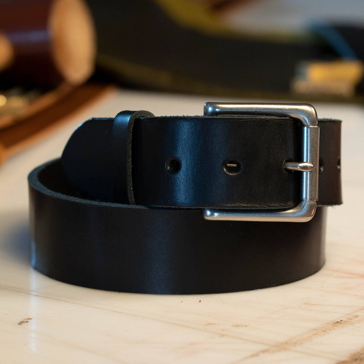 Black casual men’s leather belt with solid brass nickel matte roller buckle – Heritage Hues
