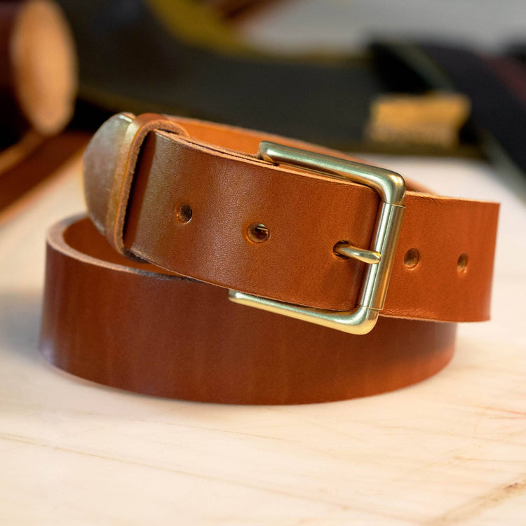 Chestnut casual men’s leather belt with solid brass brass-finish roller buckle – Heritage Hues
