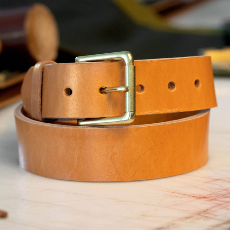 London Tan casual men’s leather belt with solid brass brass-finish roller buckle – Heritage Hues